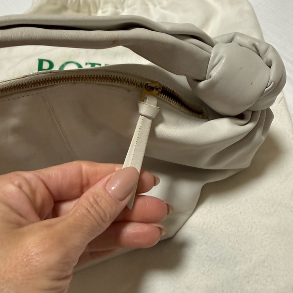 Bottega Veneta Knotted Shoulder Hobo in Light Gray - Picture 4 of 8